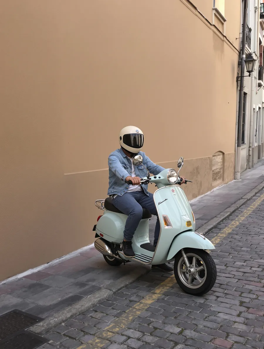 Taş sokakta mint renkli vintage scooter